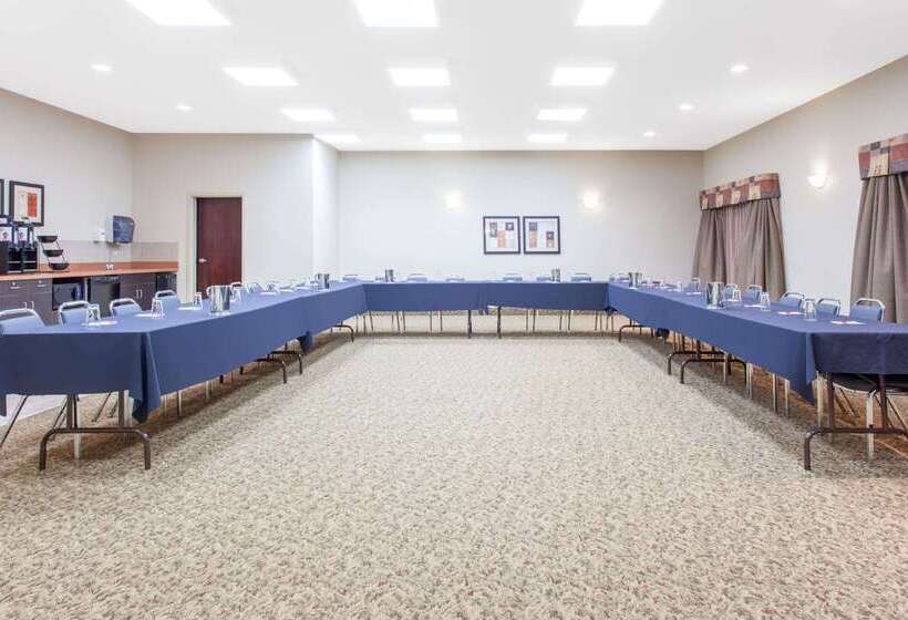 בית מלון כפרי Ramada By Wyndham Pincher Creek