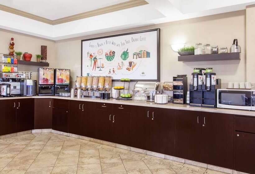 فندق Ramada By Wyndham Pincher Creek