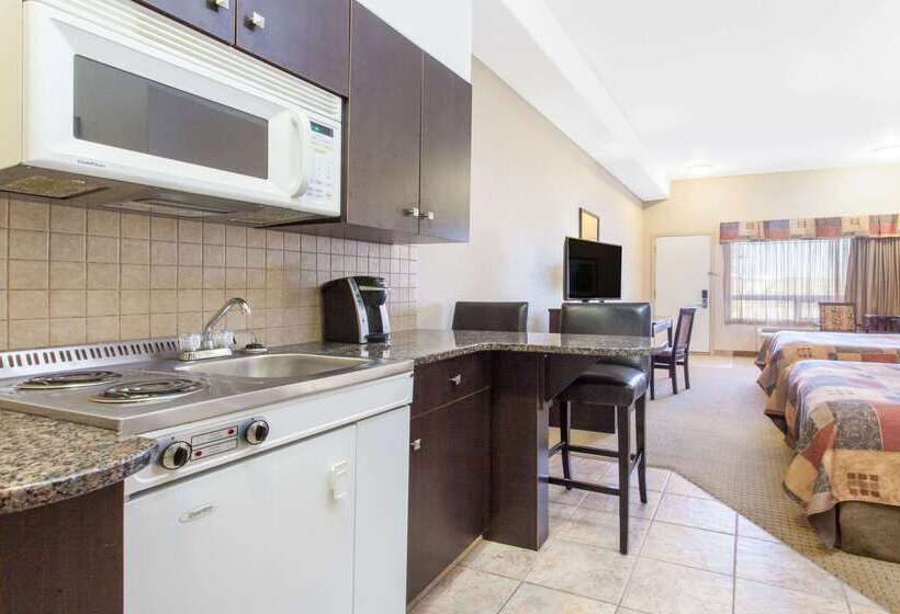 בית מלון כפרי Ramada By Wyndham Pincher Creek