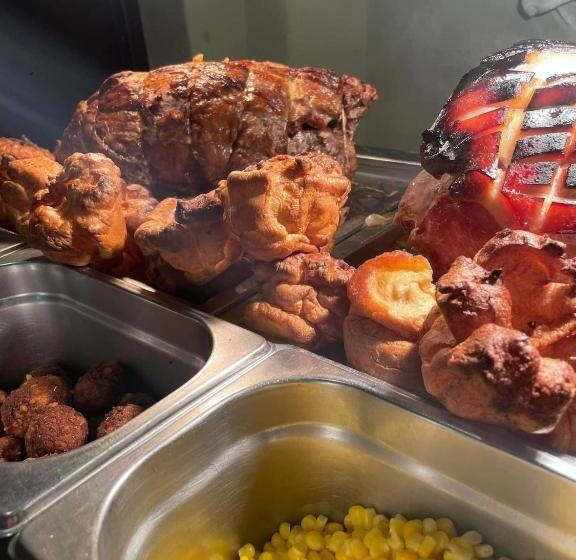 فندق The Fountain Inn & Riverside Restaurant