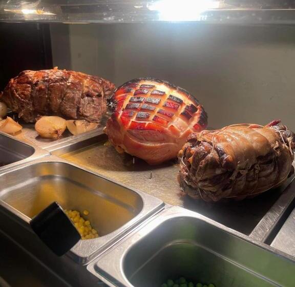 فندق The Fountain Inn & Riverside Restaurant