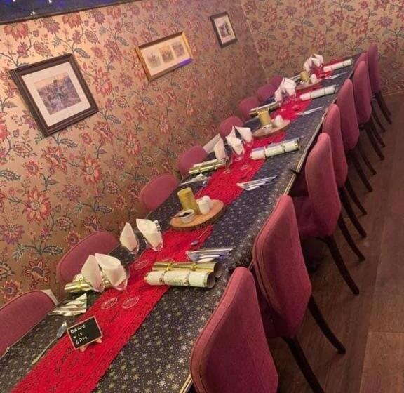 فندق The Fountain Inn & Riverside Restaurant