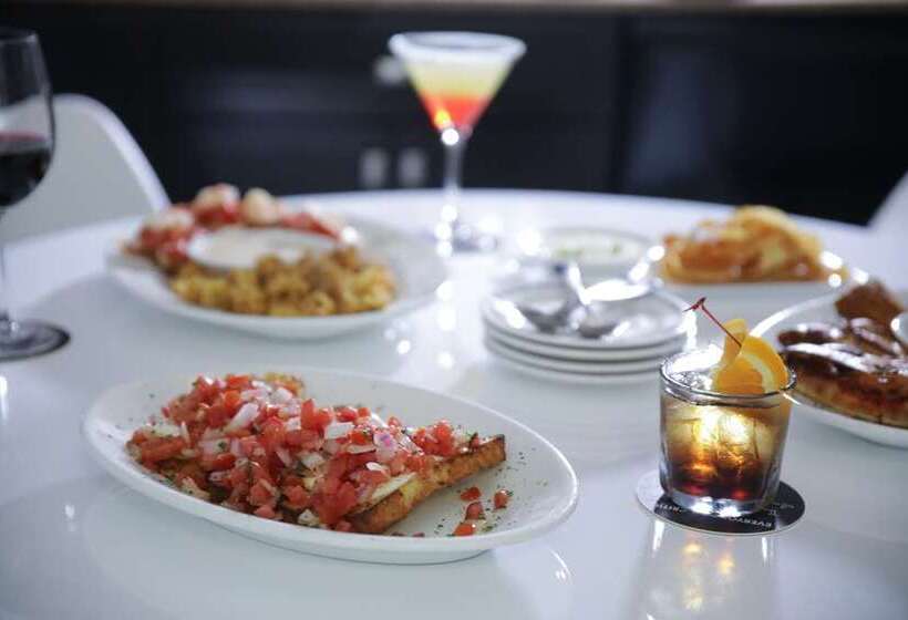 Отель The Rewind West Des Moines, Tapestry Collection By Hilton