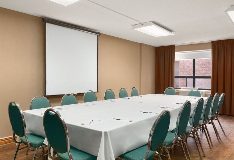 فندق Travelodge By Wyndham Barrie