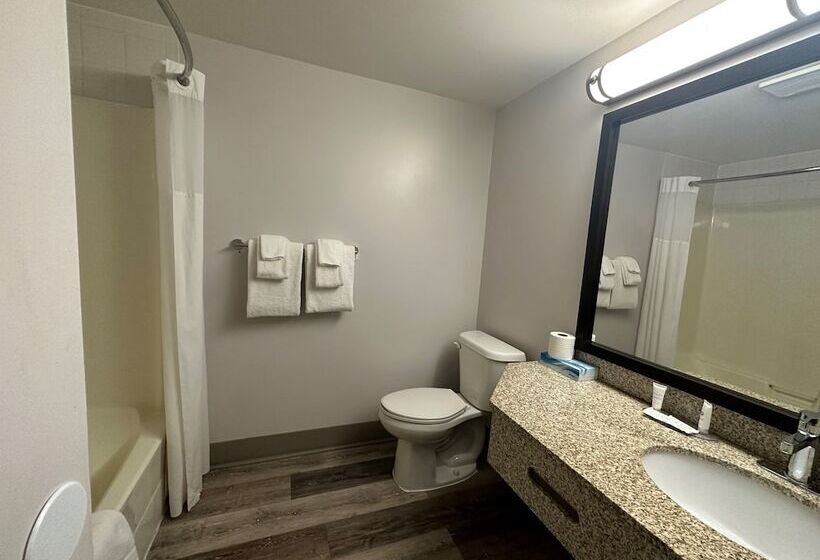 فندق Travelodge By Wyndham Barrie