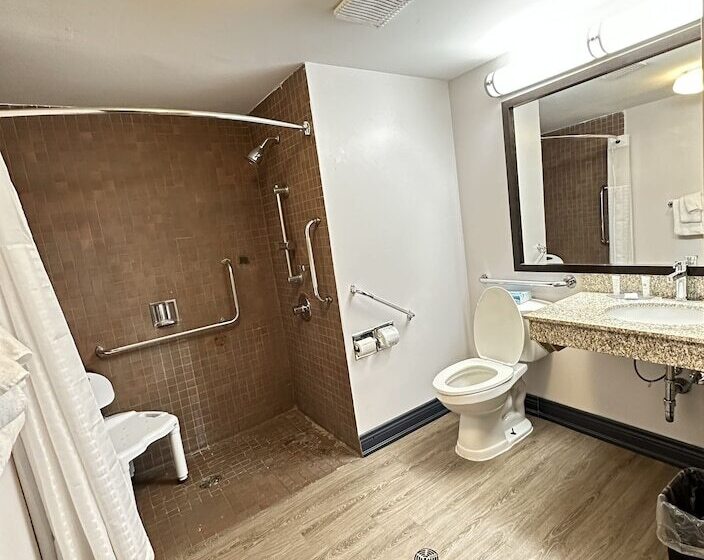 فندق Travelodge By Wyndham Barrie