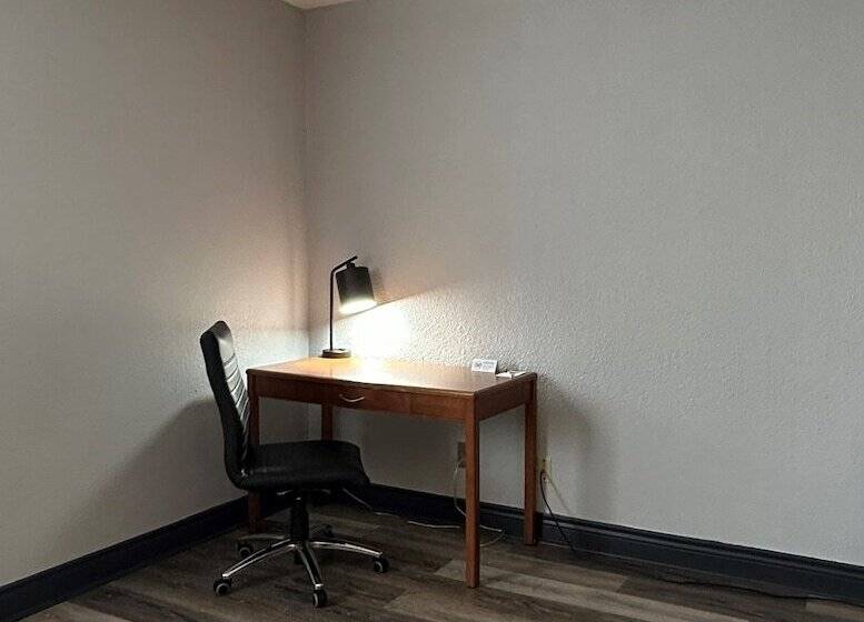 فندق Travelodge By Wyndham Barrie