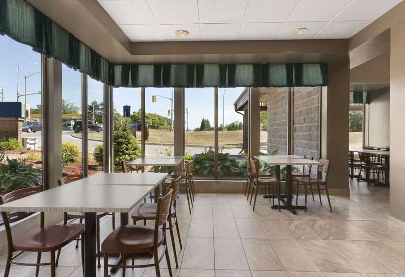 فندق Travelodge By Wyndham Barrie