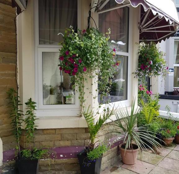 Oakleigh Guest House