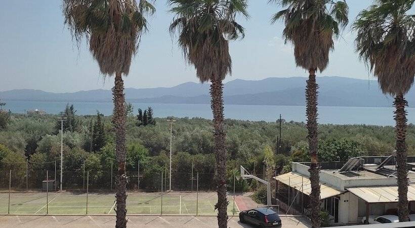 Silver Bay Hotel & Bungalows