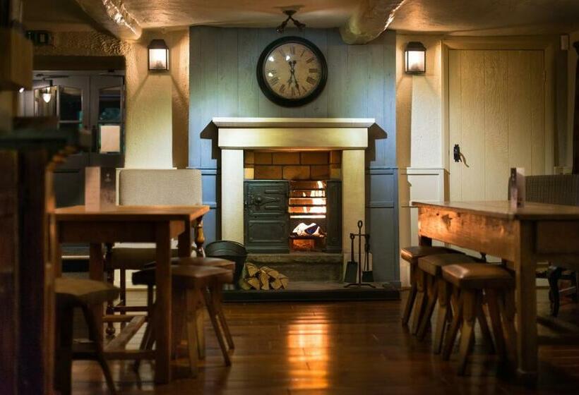 הוסטל The Fenwick Steak & Seafood Pub