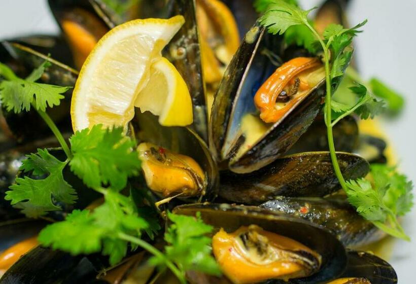 הוסטל The Fenwick Steak & Seafood Pub