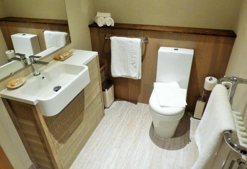 הוסטל The Fenwick Steak & Seafood Pub