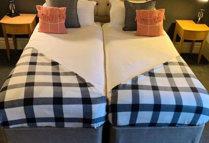 הוסטל The Fenwick Steak & Seafood Pub