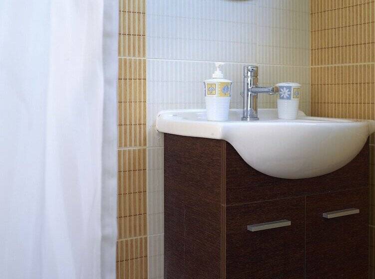 Aeolis Apartments & Studios