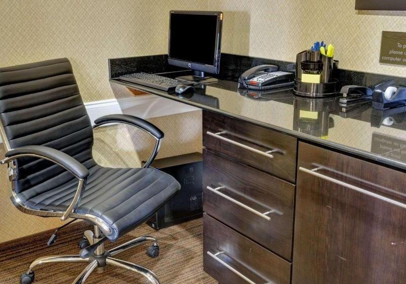 هتل Comfort Inn & Suites Fort Smith I540