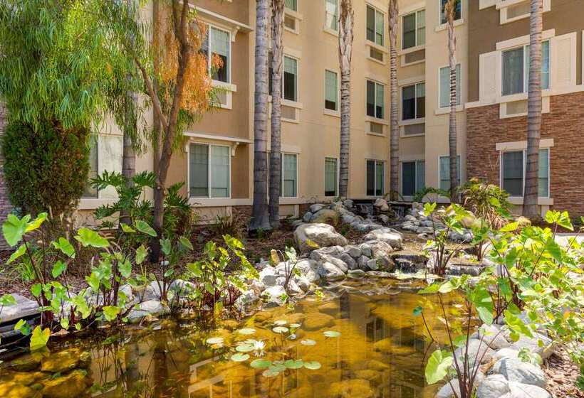 فندق Comfort Inn & Suites Near Ontario Airport