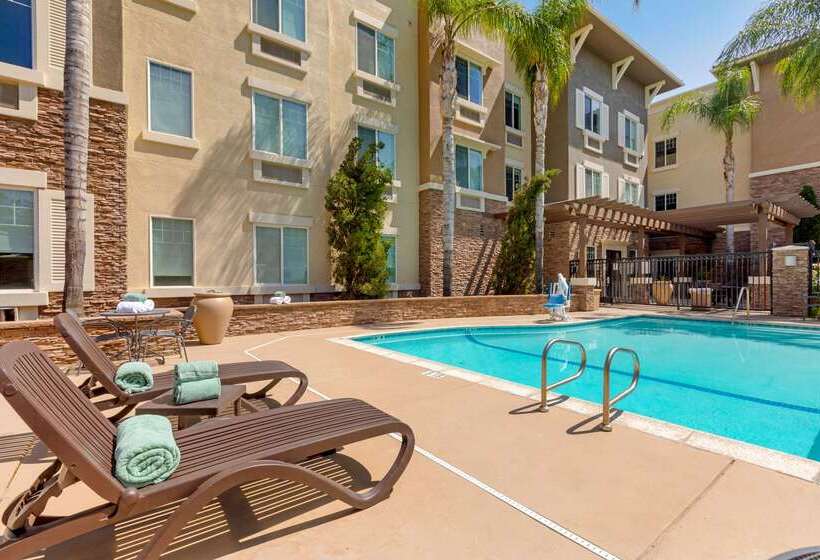 فندق Comfort Inn & Suites Near Ontario Airport