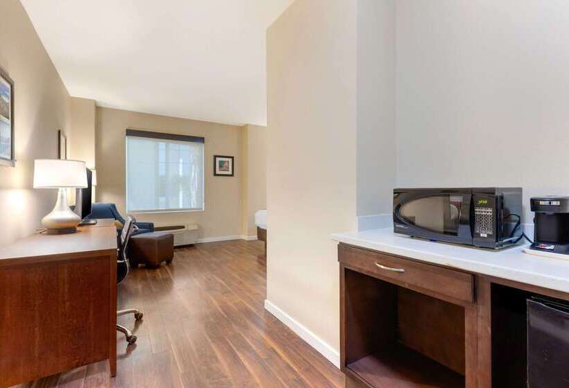 فندق Comfort Inn & Suites Near Ontario Airport