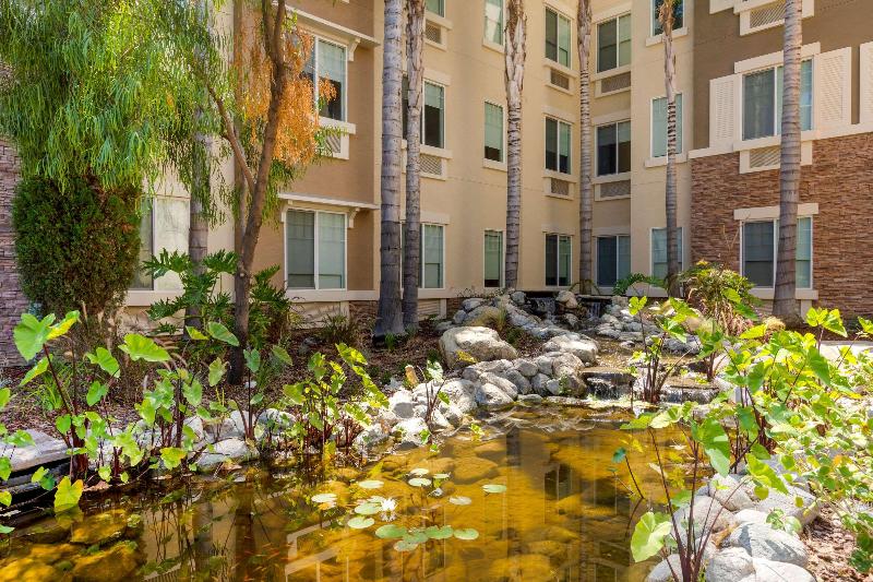 فندق Comfort Inn & Suites Near Ontario Airport