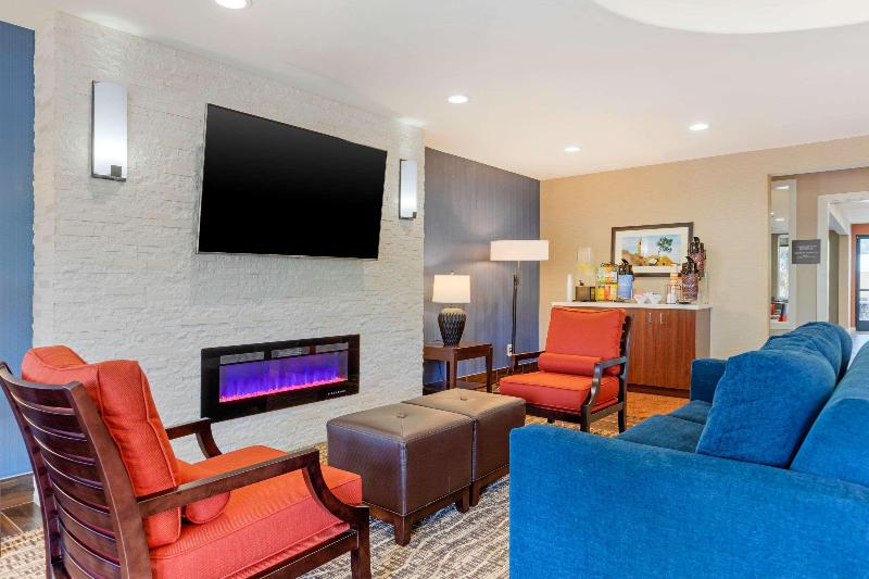 فندق Comfort Inn & Suites Near Ontario Airport