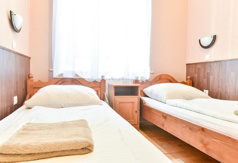 בית מלון כפרי Corvin Point Rooms And Apartments