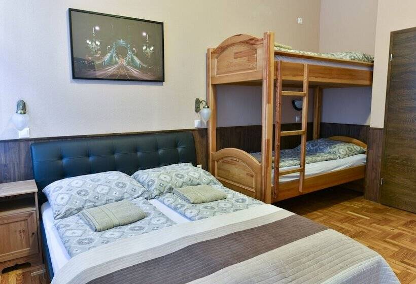 בית מלון כפרי Corvin Point Rooms And Apartments