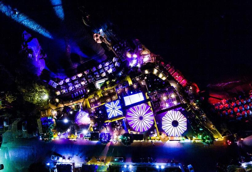 Elmi Beach Hotel & Suites