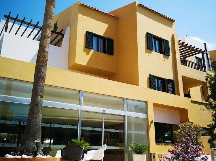 Elmi Beach Hotel & Suites