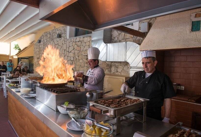 Elmi Beach Hotel & Suites