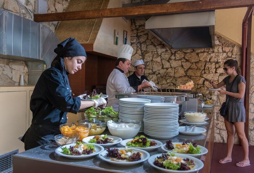 Elmi Beach Hotel & Suites