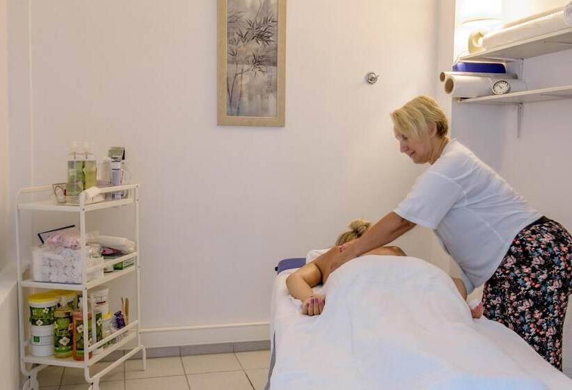 Elmi Beach Hotel & Suites