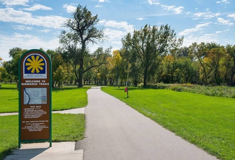 Holiday Inn Express Hotel & Suites Bismarck By Ihg