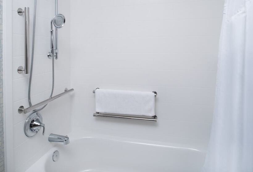 Holiday Inn Express Hotel & Suites Bismarck By Ihg