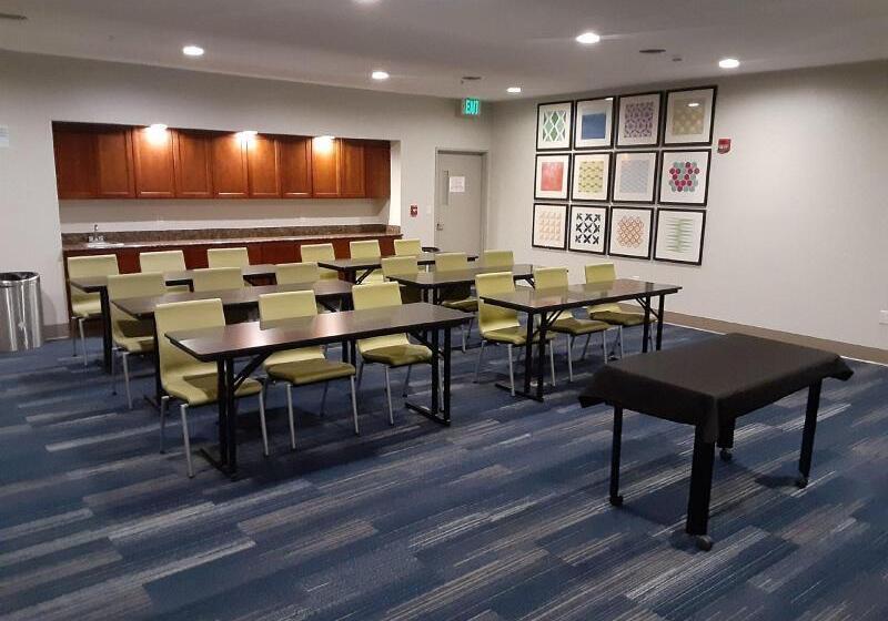 Holiday Inn Express Hotel And Suites Lincoln Airport, An Ihg