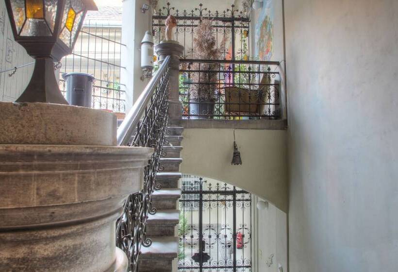 Lavender Circus Hostel, Doubles & Ensuites