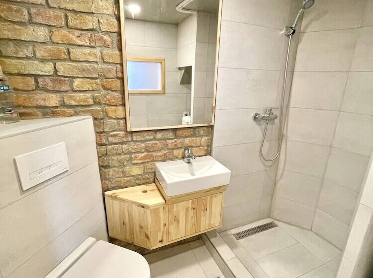 Lavender Circus Hostel, Doubles & Ensuites