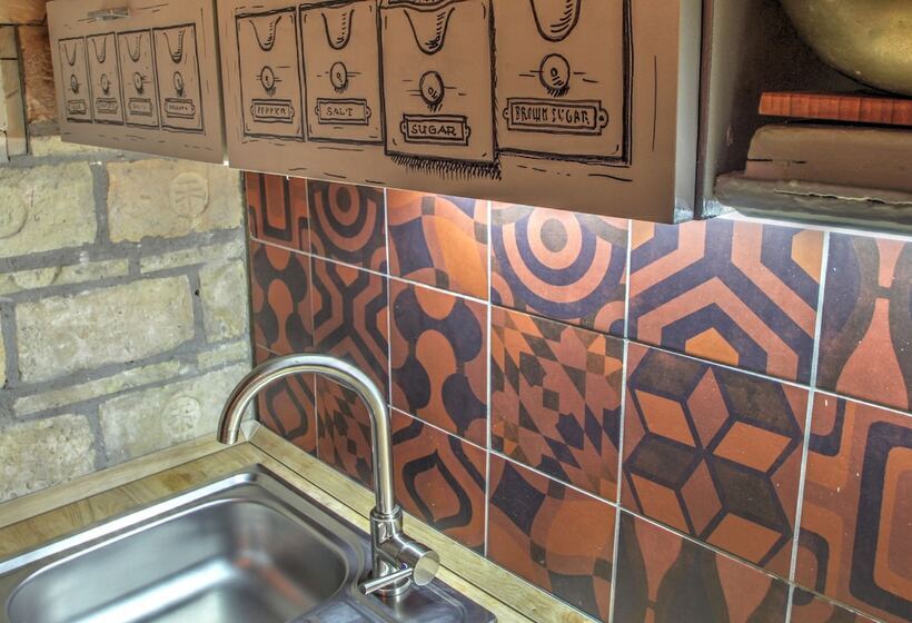 Lavender Circus Hostel, Doubles & Ensuites