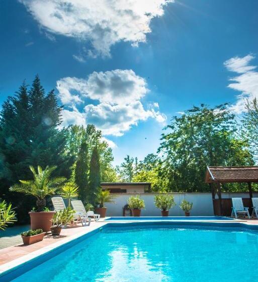 Pater Apartments And Rooms