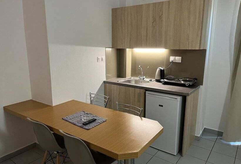 Acropolis Apartments