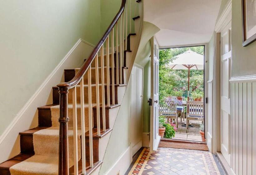 مبيت وإفطار Heron House