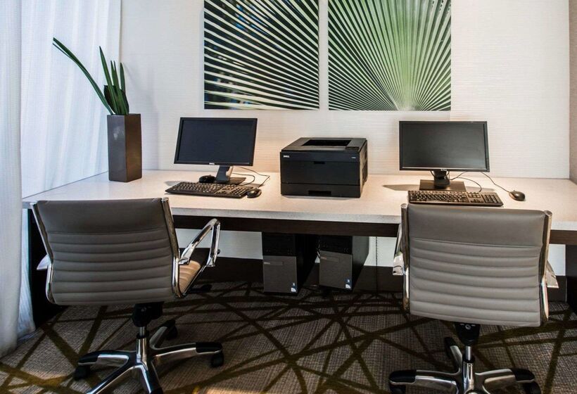 Отель Comfort Suites Miami Airport North