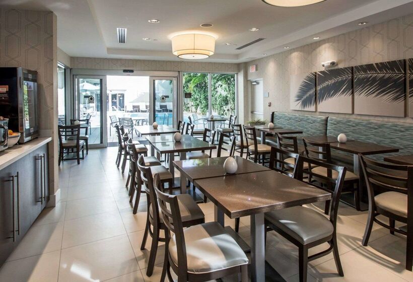 Отель Comfort Suites Miami Airport North