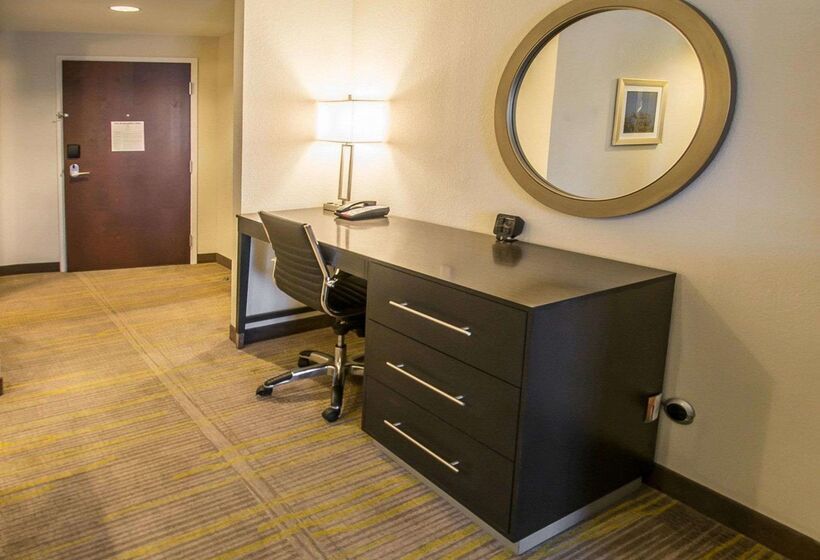 Отель Comfort Suites Miami Airport North