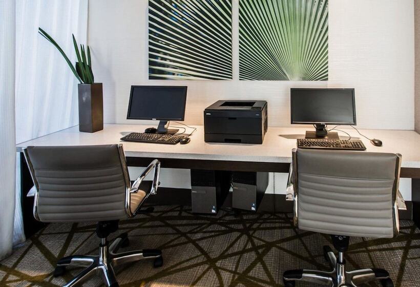 Отель Comfort Suites Miami Airport North