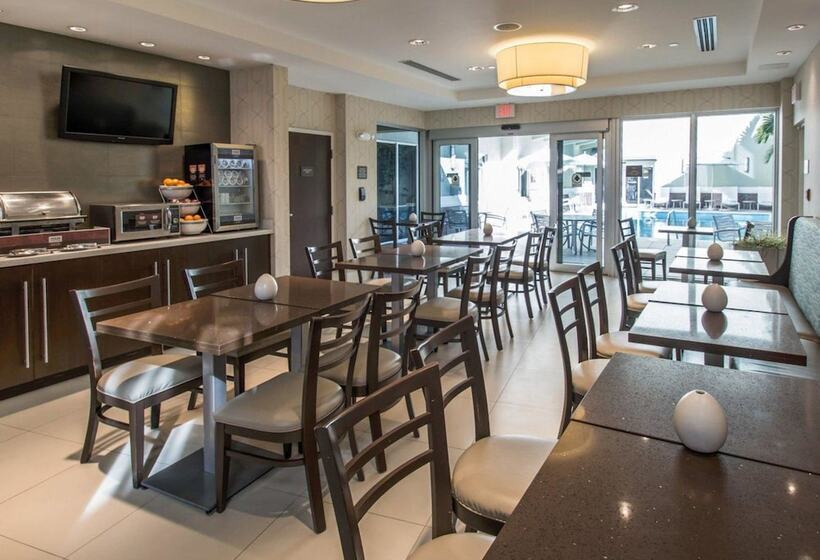 Отель Comfort Suites Miami Airport North