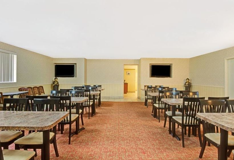 فندق Knights Inn Toronto at Kingston Rd