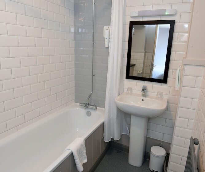 בית מלון כפרי Oaklands By Greene King Inns