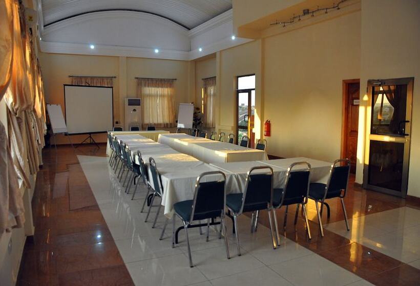 בית מלון כפרי Oscarpak Royal