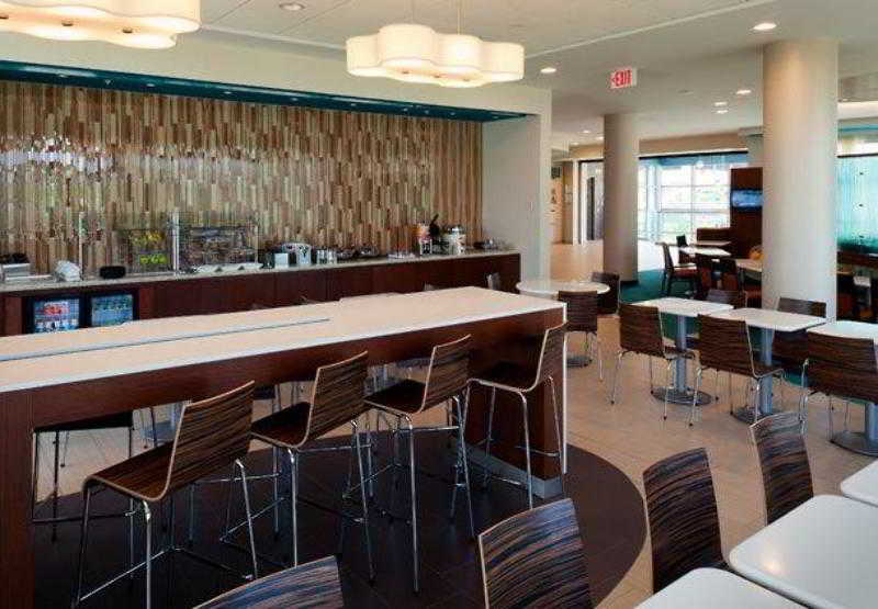 Отель Springhill Suites Alexandria Southwest